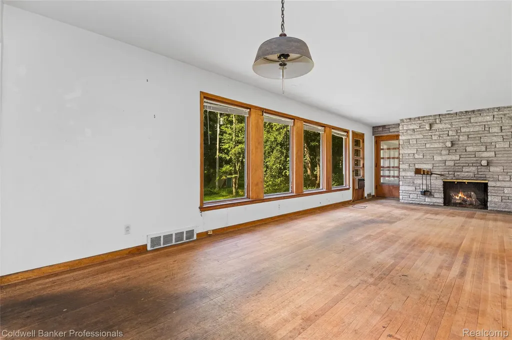 23161 Valley View Drive Southfield City MI 48033