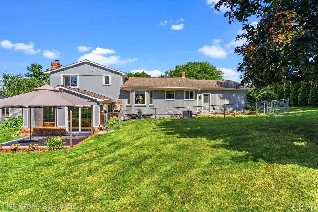 1438 Lynnwood Lane White Lake Charter Township MI 48383