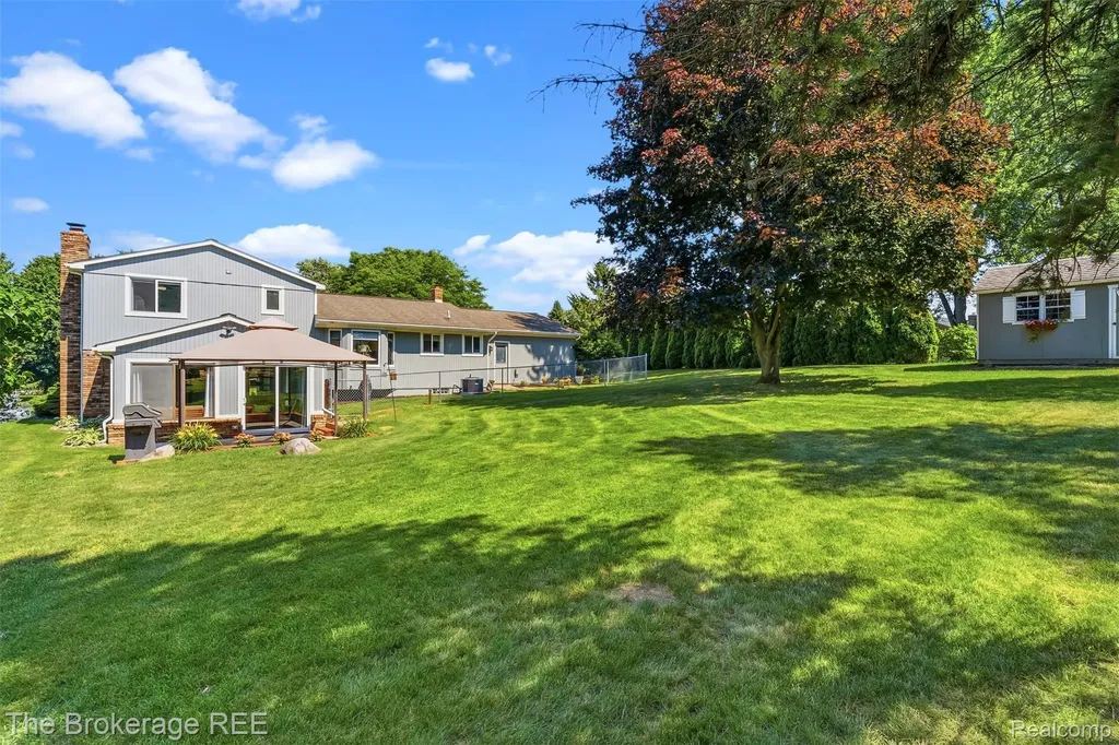 1438 Lynnwood Lane White Lake Charter Township MI 48383
