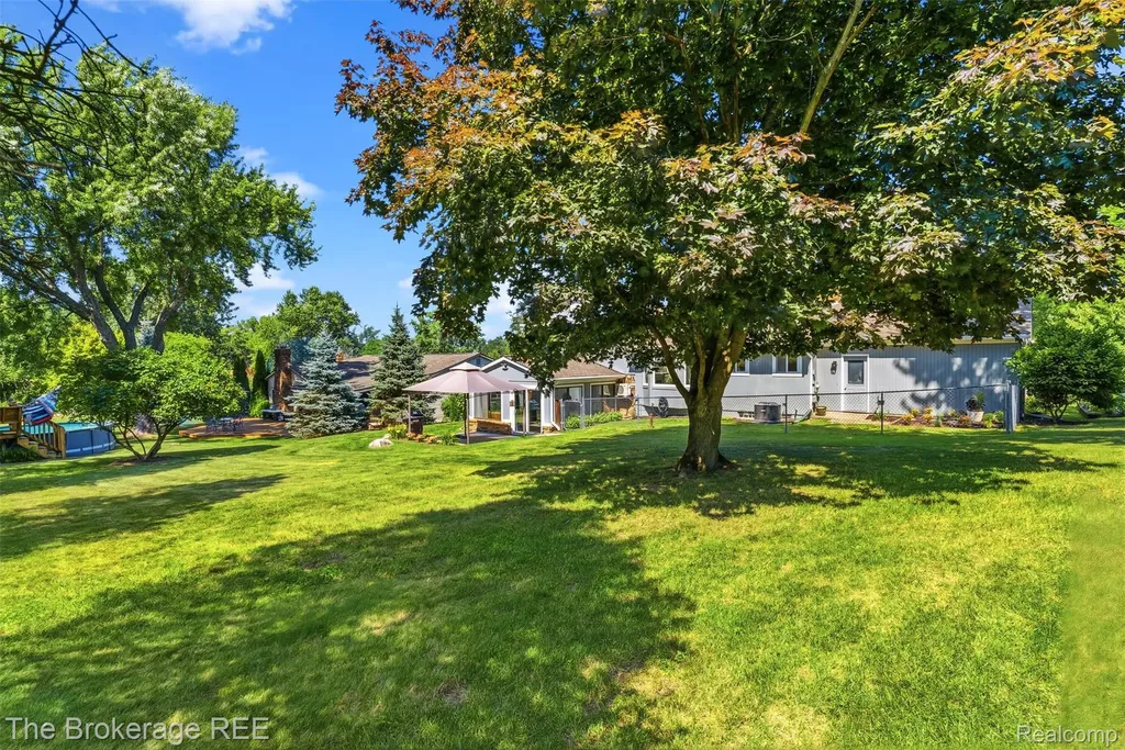 1438 Lynnwood Lane White Lake Charter Township MI 48383