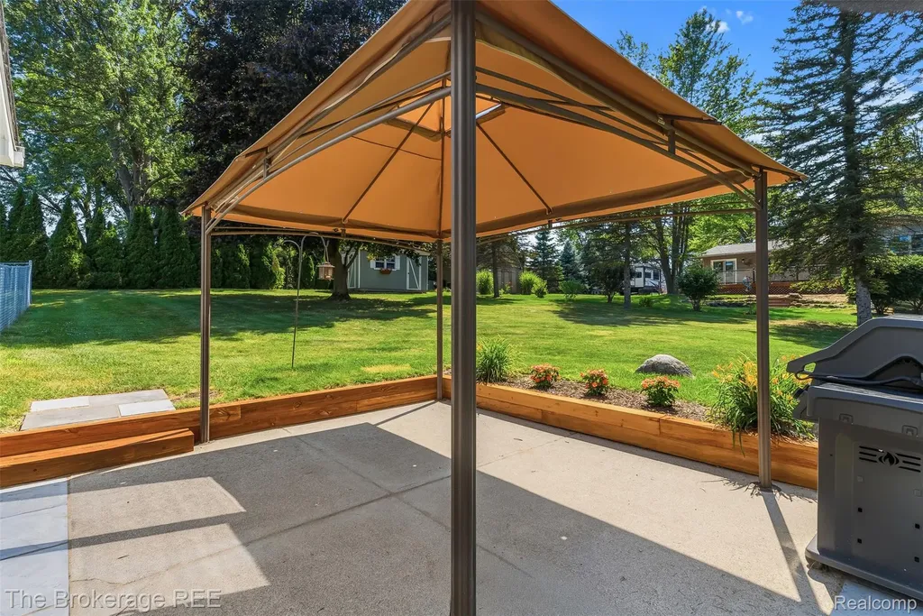 1438 Lynnwood Lane White Lake Charter Township MI 48383