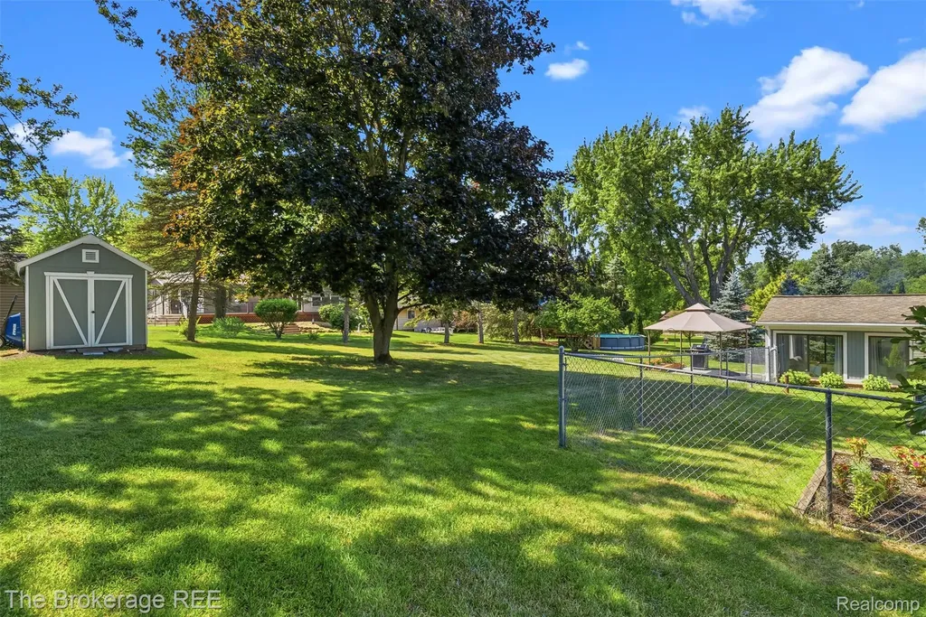 1438 Lynnwood Lane White Lake Charter Township MI 48383