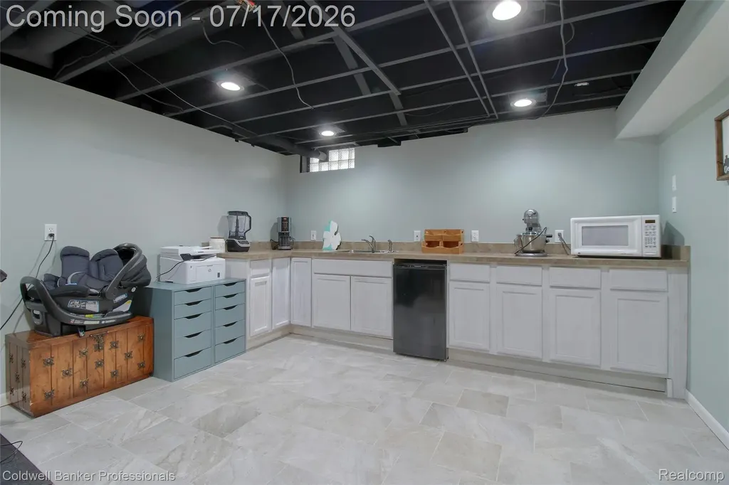 9118 Deering Street Livonia City MI 48150