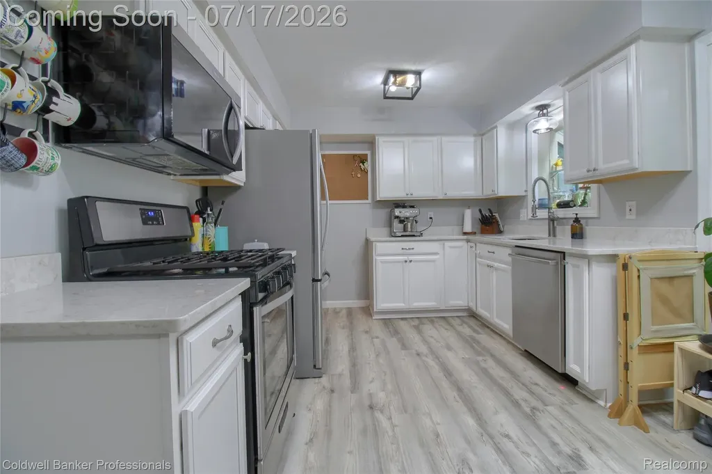 9118 Deering Street Livonia City MI 48150