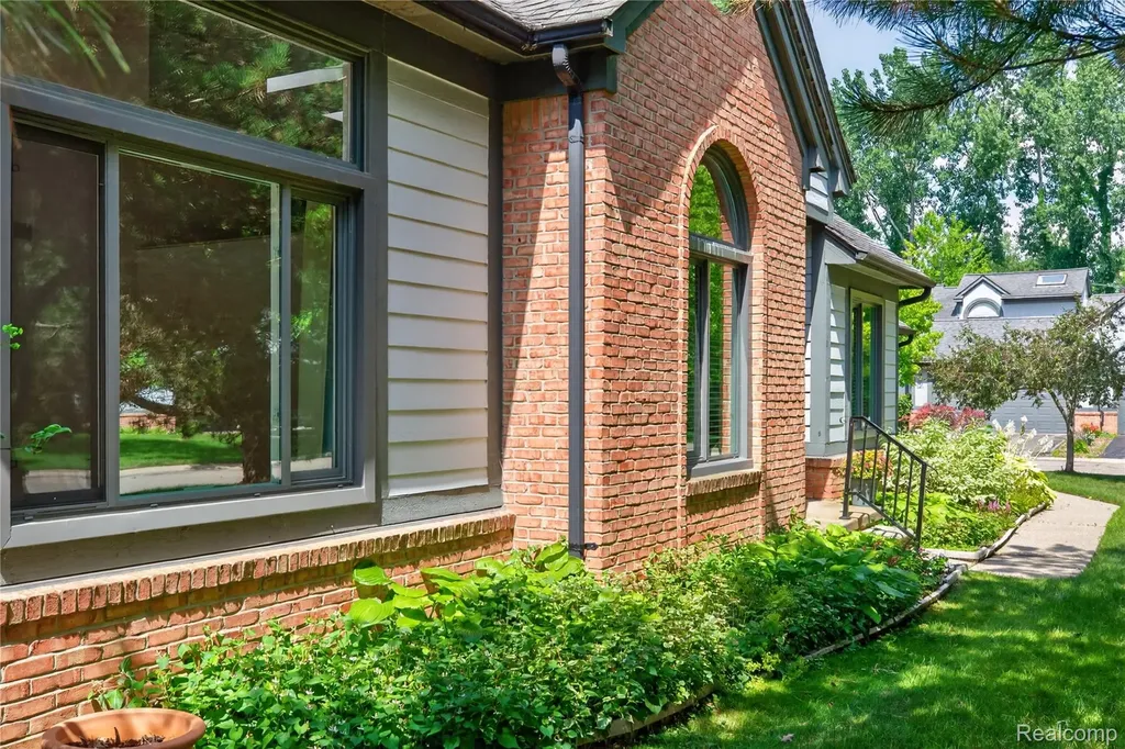 2775 Lochmoor Boulevard Orion Charter Township MI 48360