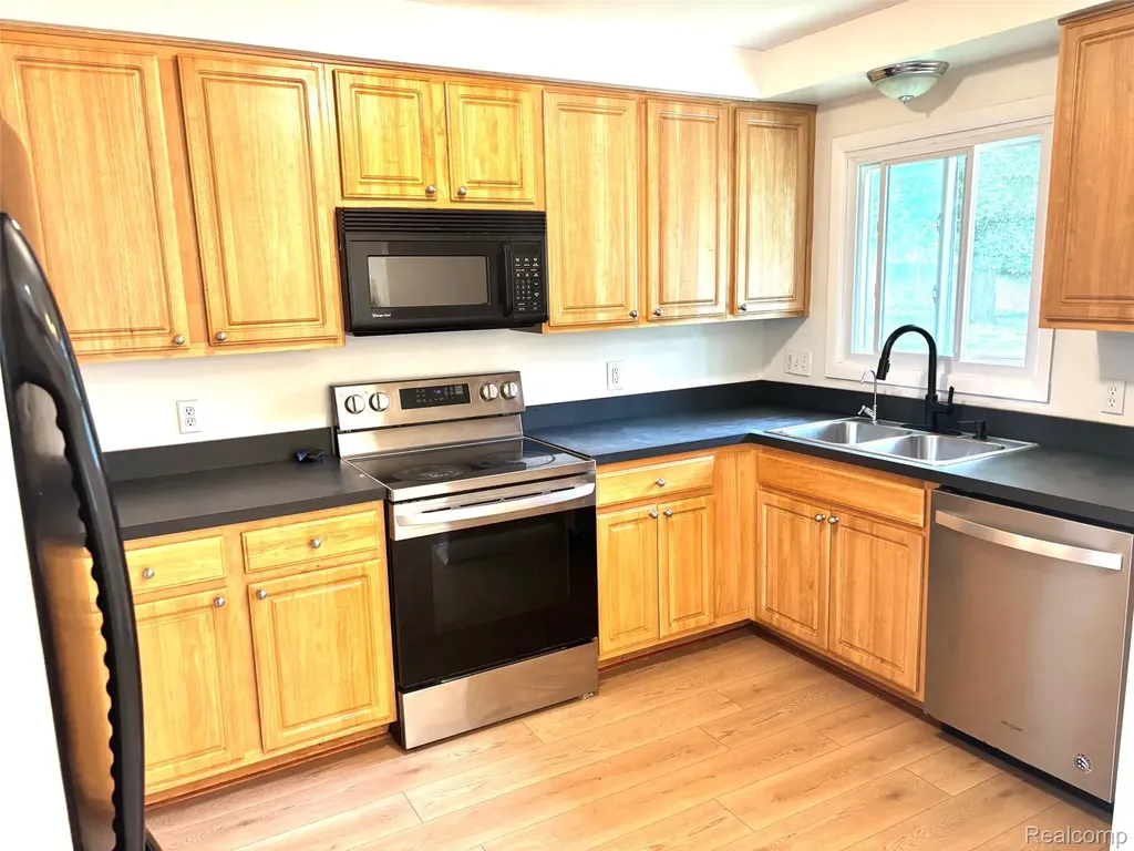 37711 Carson Street Farmington Hills City MI 48331