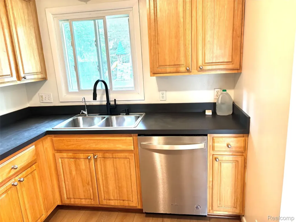 37711 Carson Street Farmington Hills City MI 48331