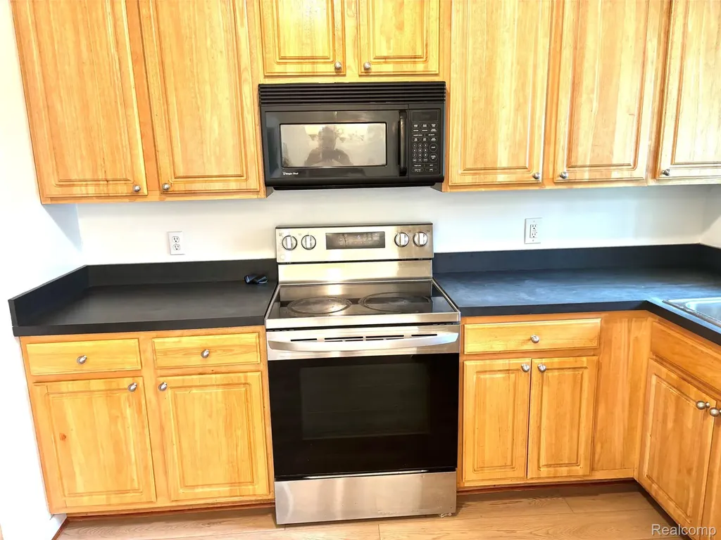 37711 Carson Street Farmington Hills City MI 48331