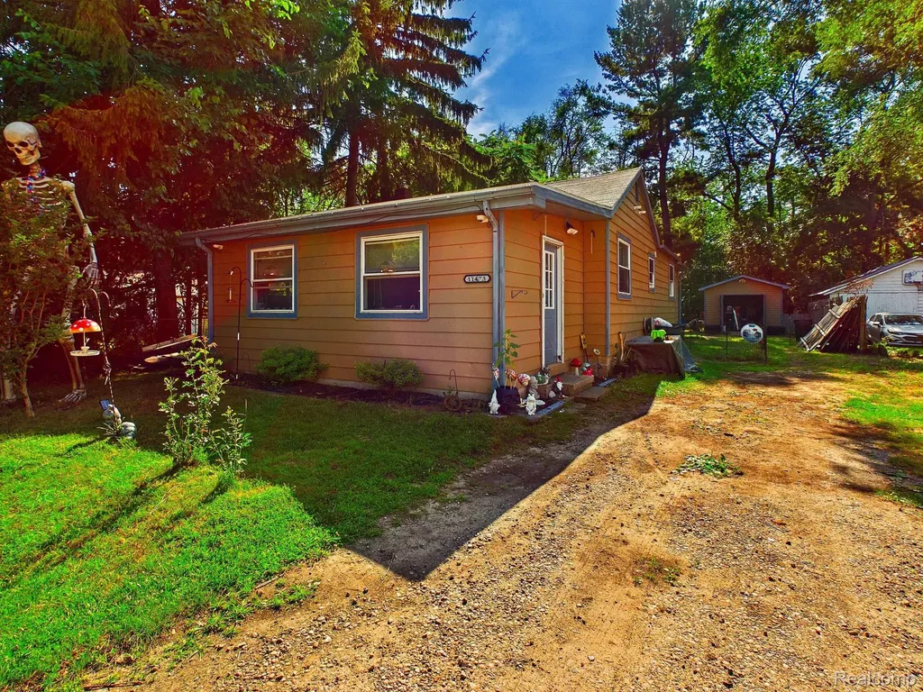 11473 Dexter Street Vienna Charter Township MI 48420