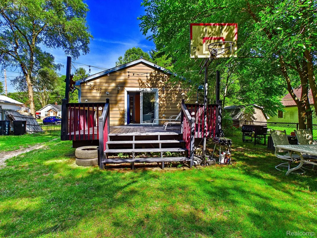 11473 Dexter Street Vienna Charter Township MI 48420