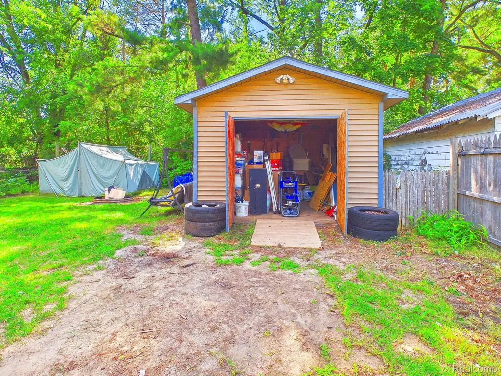 11473 Dexter Street Vienna Charter Township MI 48420
