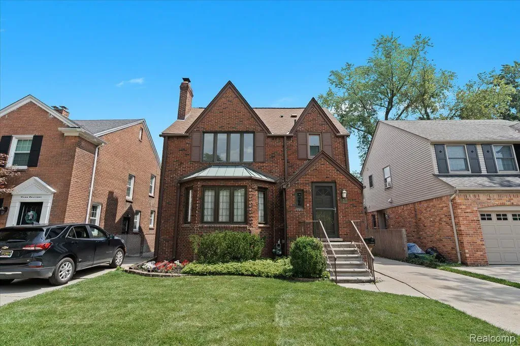 312 Mckinley Avenue Grosse Pointe Farms City MI 48236