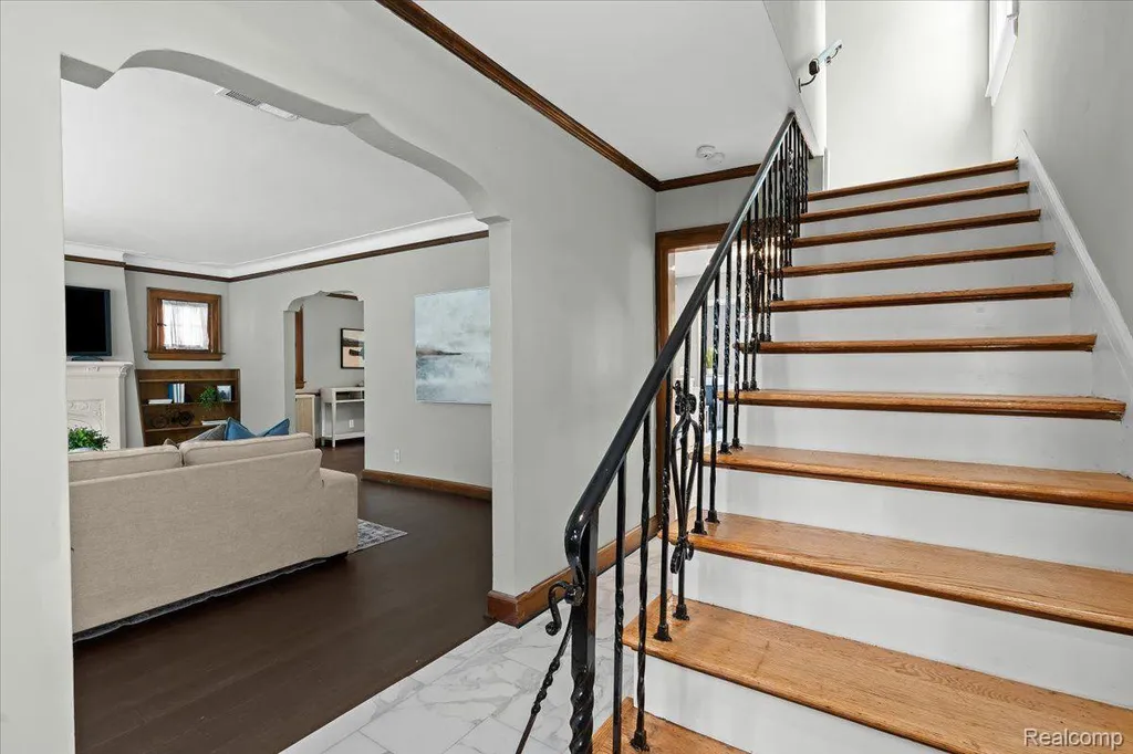 312 Mckinley Avenue Grosse Pointe Farms City MI 48236