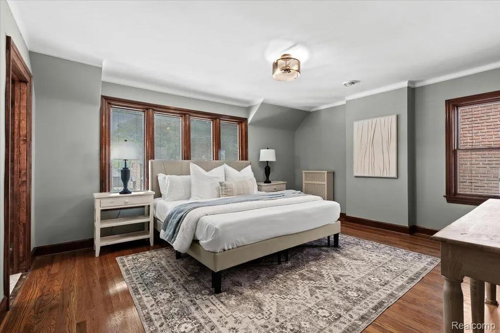 312 Mckinley Avenue Grosse Pointe Farms City MI 48236