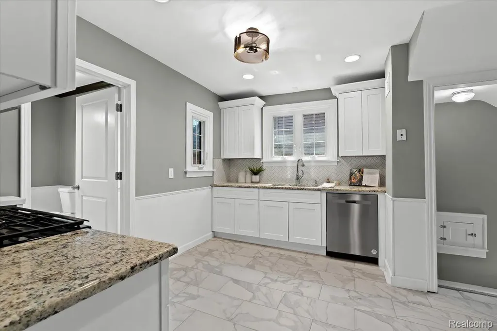 312 Mckinley Avenue Grosse Pointe Farms City MI 48236