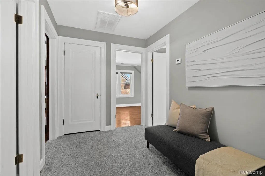 312 Mckinley Avenue Grosse Pointe Farms City MI 48236