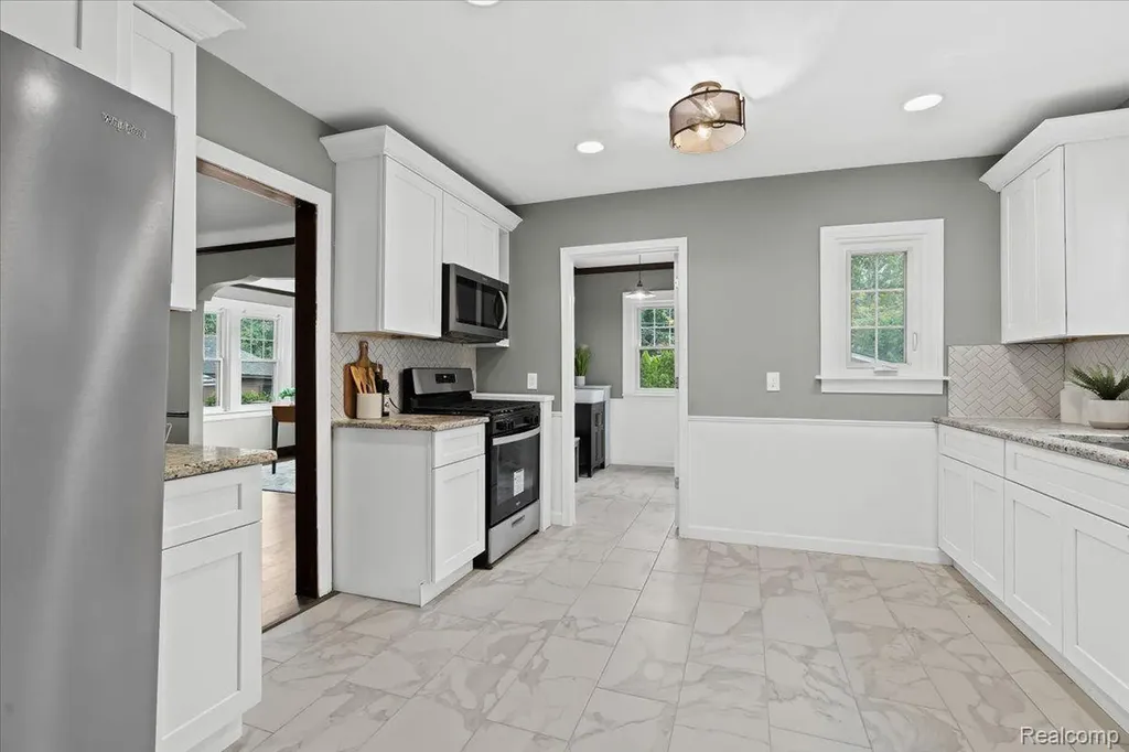 312 Mckinley Avenue Grosse Pointe Farms City MI 48236