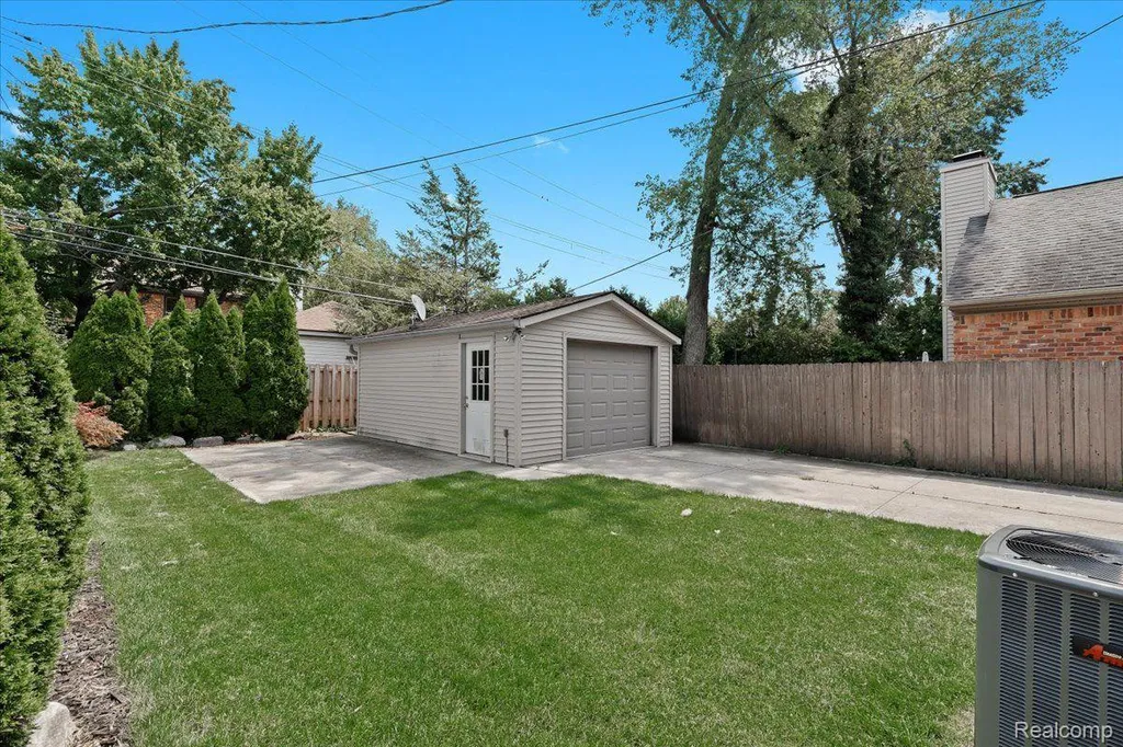 312 Mckinley Avenue Grosse Pointe Farms City MI 48236
