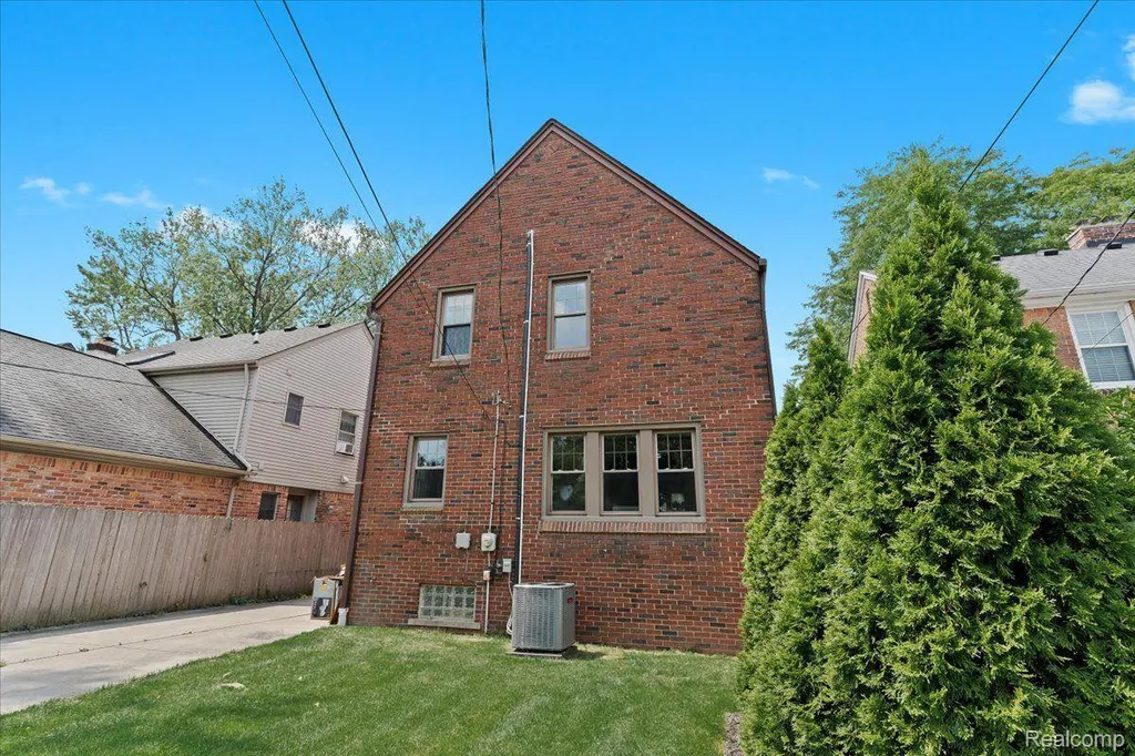 312 Mckinley Avenue Grosse Pointe Farms City MI 48236