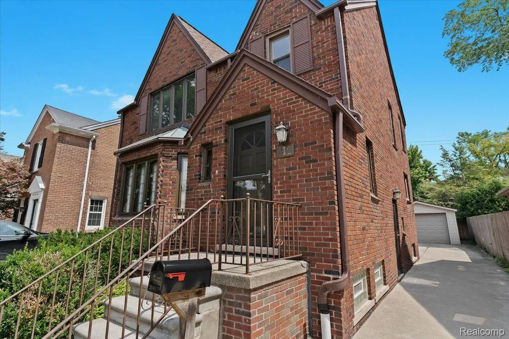 312 Mckinley Avenue Grosse Pointe Farms City MI 48236