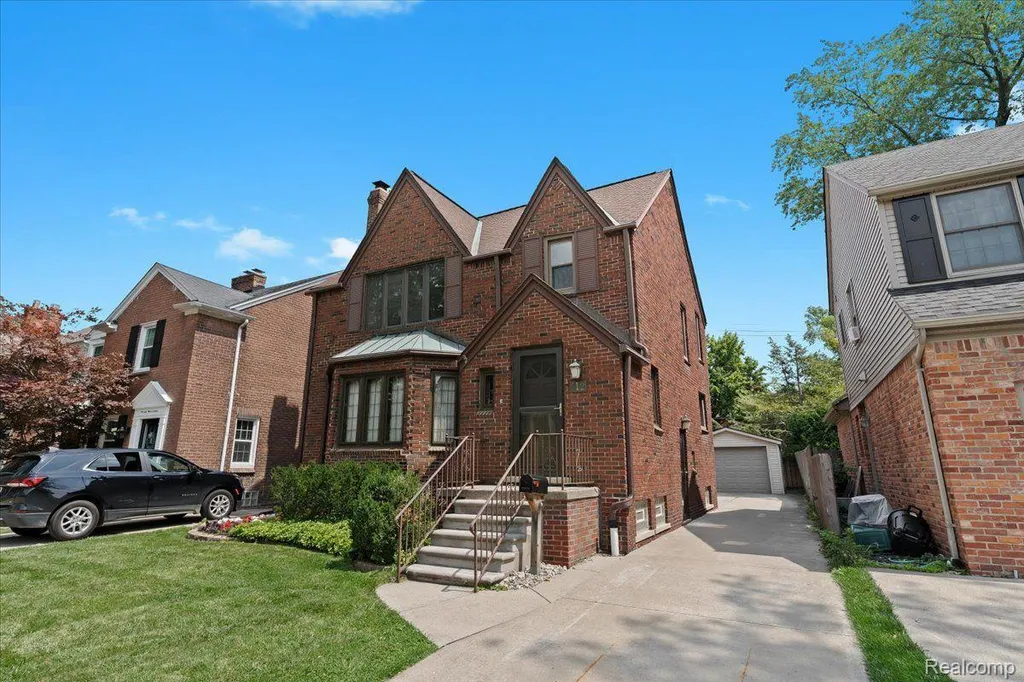 312 Mckinley Avenue Grosse Pointe Farms City MI 48236