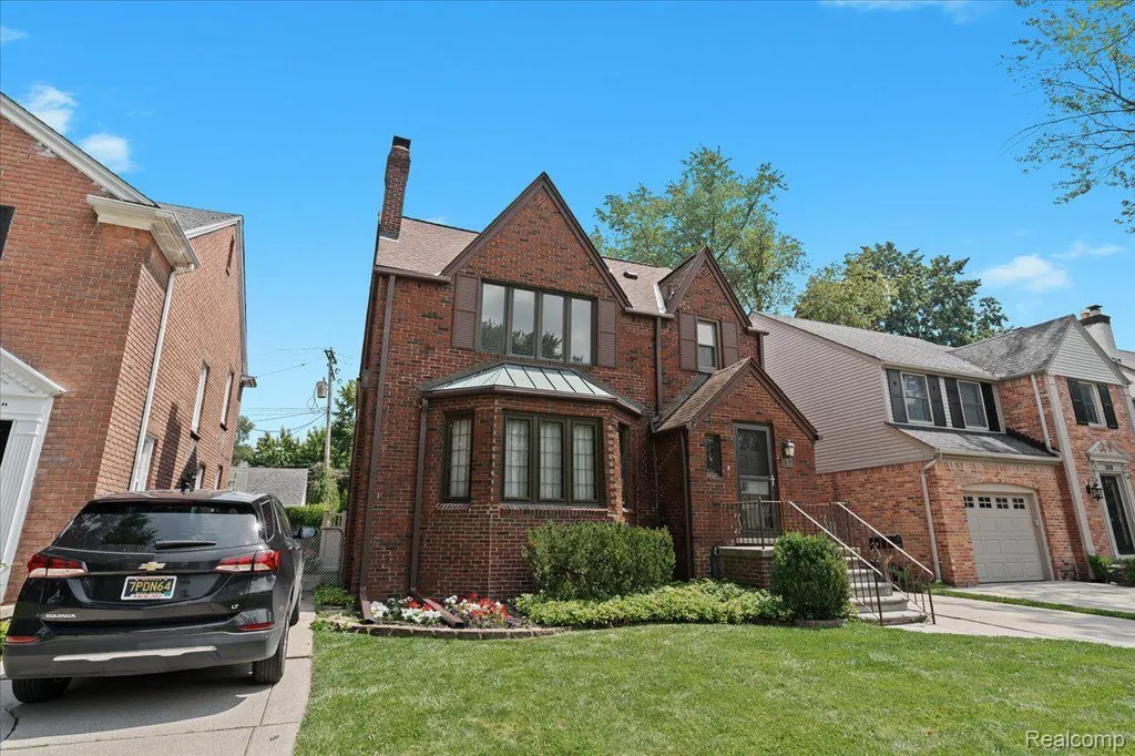 312 Mckinley Avenue Grosse Pointe Farms City MI 48236