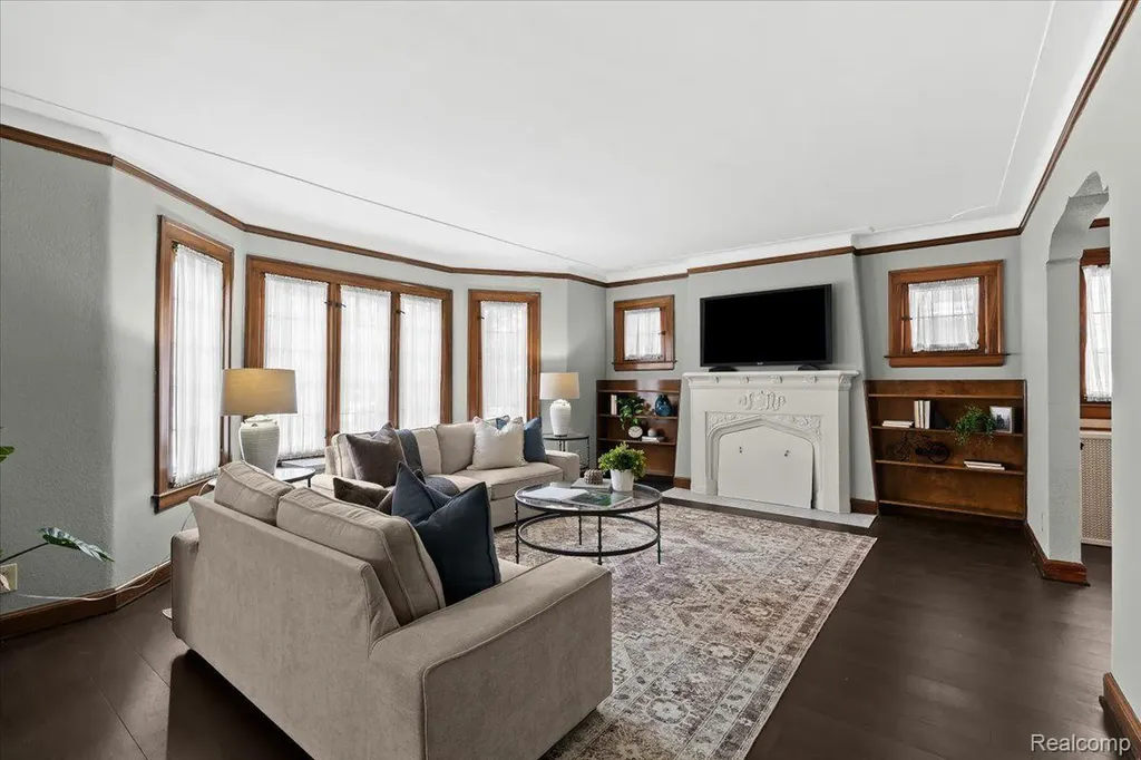 312 Mckinley Avenue Grosse Pointe Farms City MI 48236