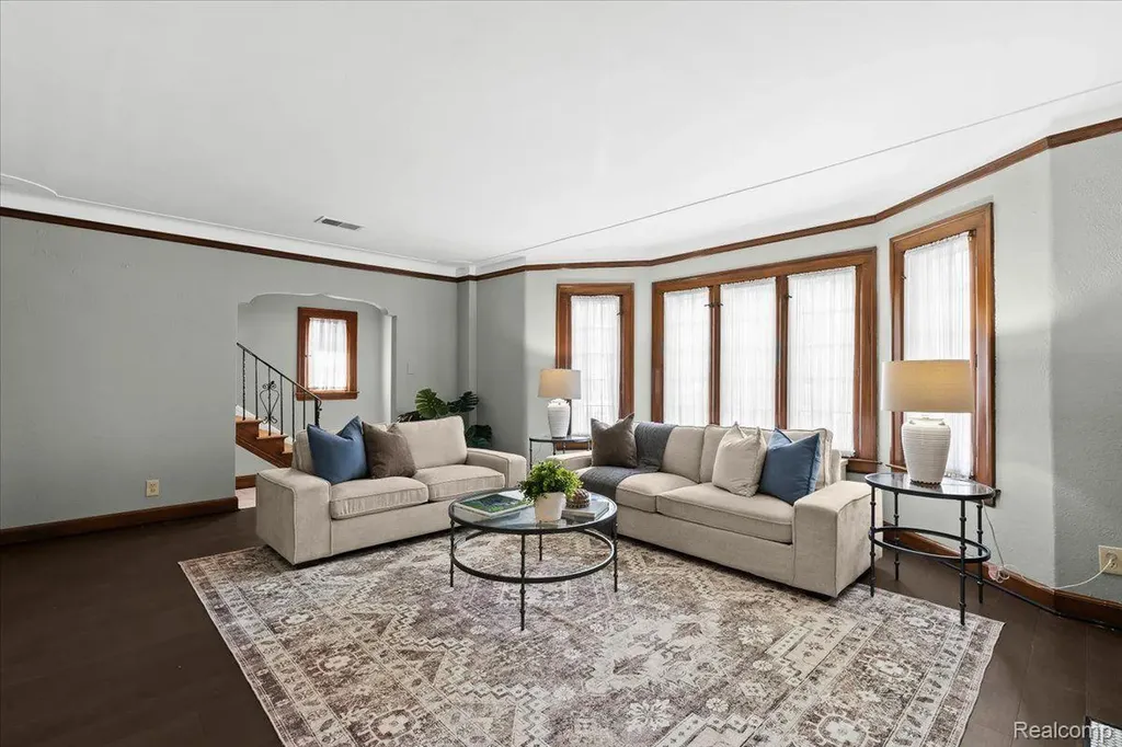 312 Mckinley Avenue Grosse Pointe Farms City MI 48236