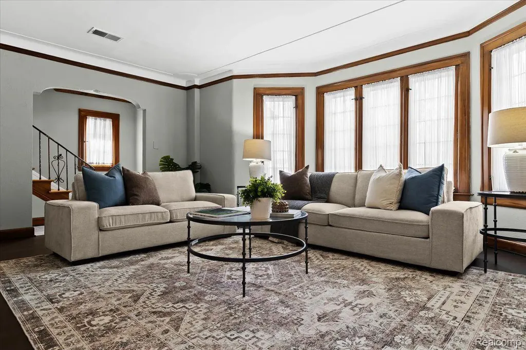 312 Mckinley Avenue Grosse Pointe Farms City MI 48236