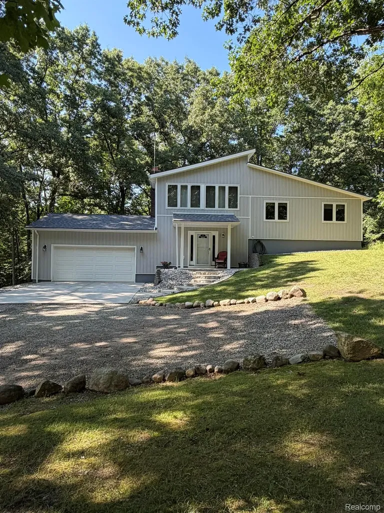 825 Rowlinson Lane Ortonville Village MI 48462