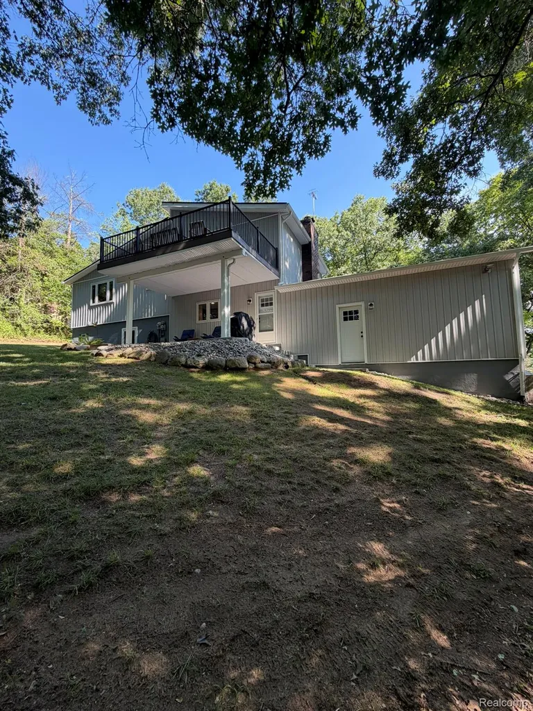 825 Rowlinson Lane Ortonville Village MI 48462