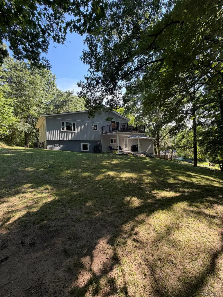 825 Rowlinson Lane Ortonville Village MI 48462