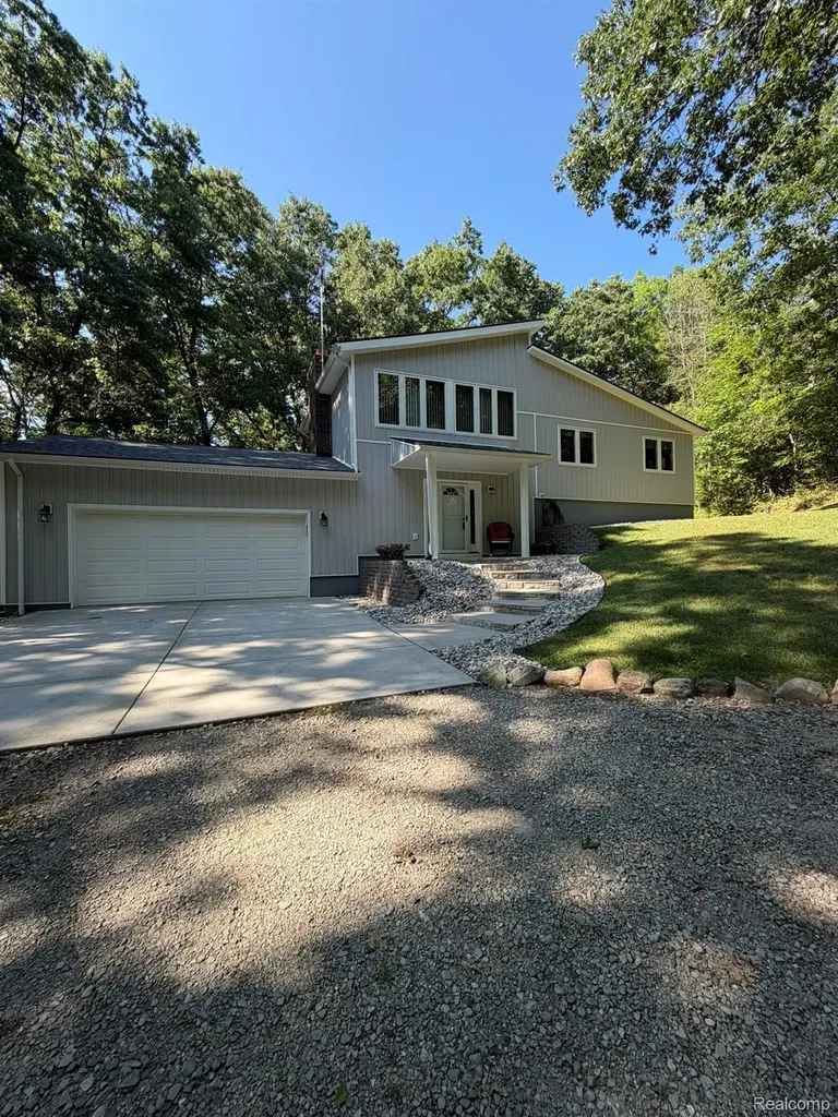 825 Rowlinson Lane Ortonville Village MI 48462