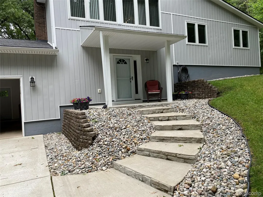 825 Rowlinson Lane Ortonville Village MI 48462