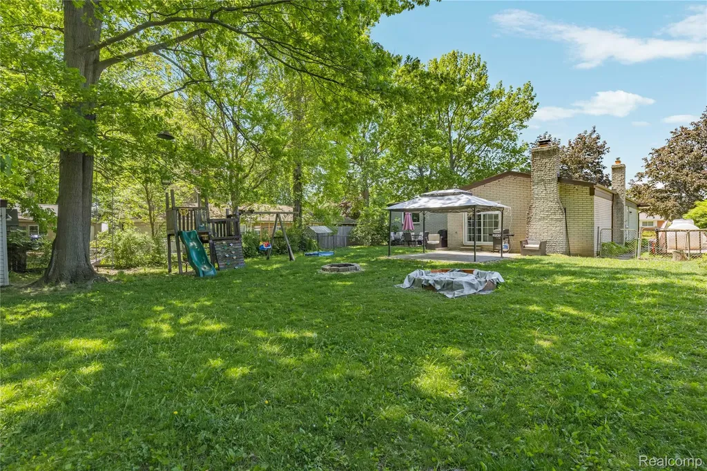 31720 Kelly Road Roseville City MI 48066