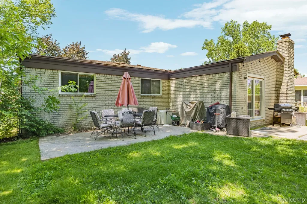 31720 Kelly Road Roseville City MI 48066