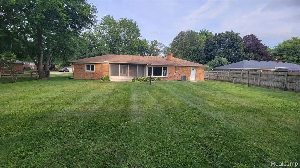 45437 Hecker Drive Utica City MI 48317