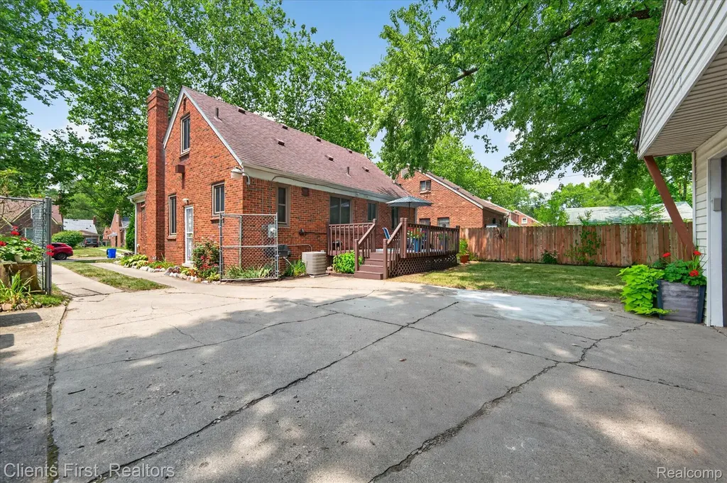 17606 Avon Avenue Detroit City MI 48219