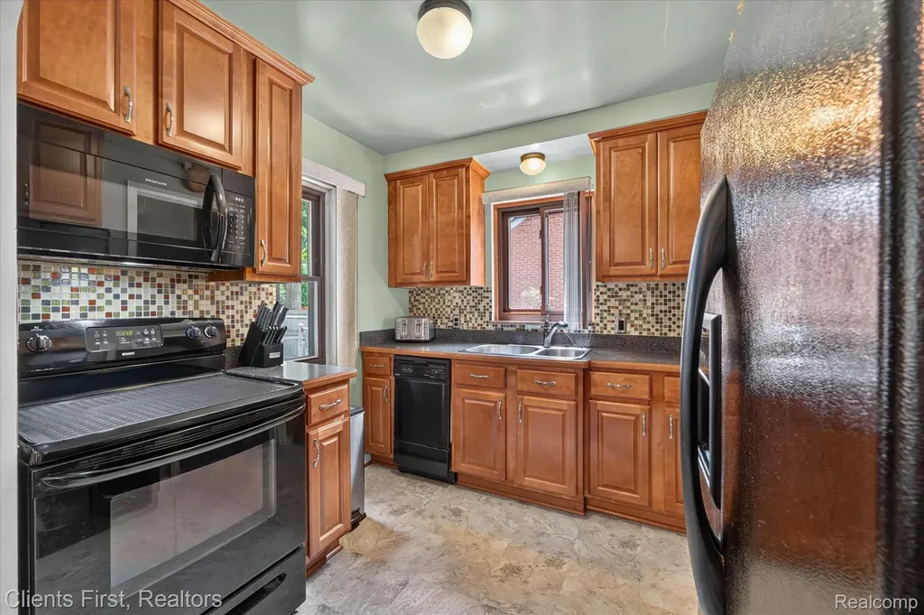 17606 Avon Avenue Detroit City MI 48219