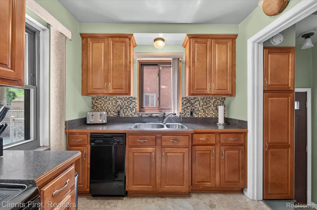 17606 Avon Avenue Detroit City MI 48219
