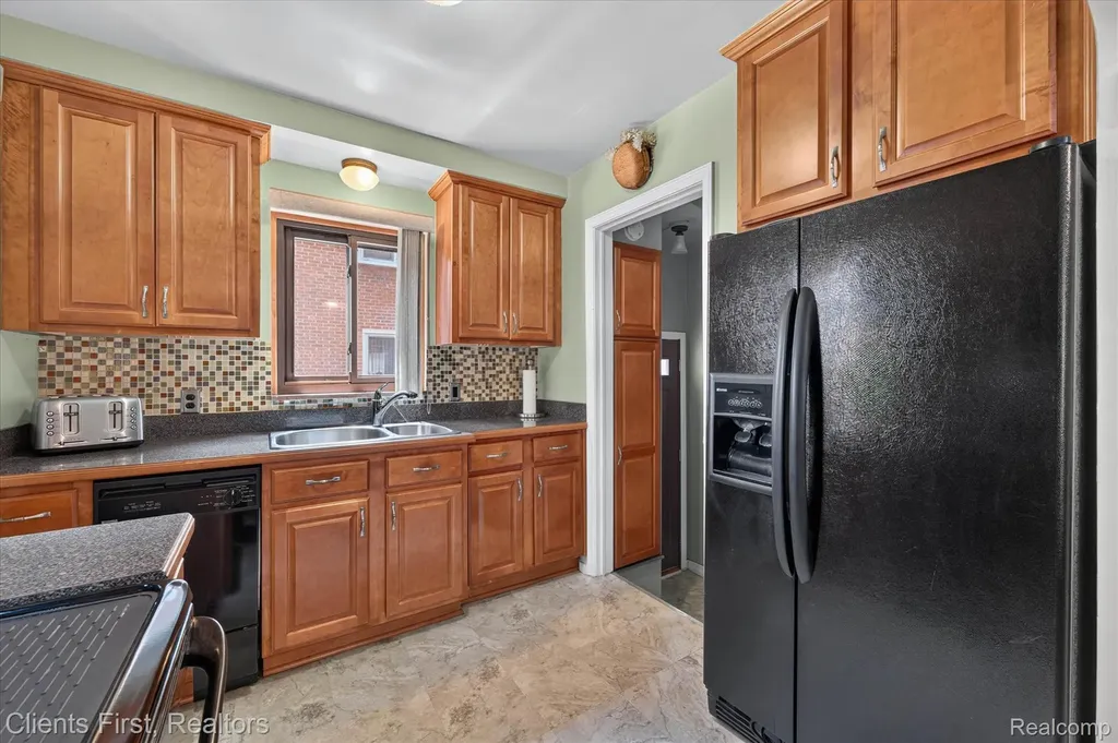 17606 Avon Avenue Detroit City MI 48219