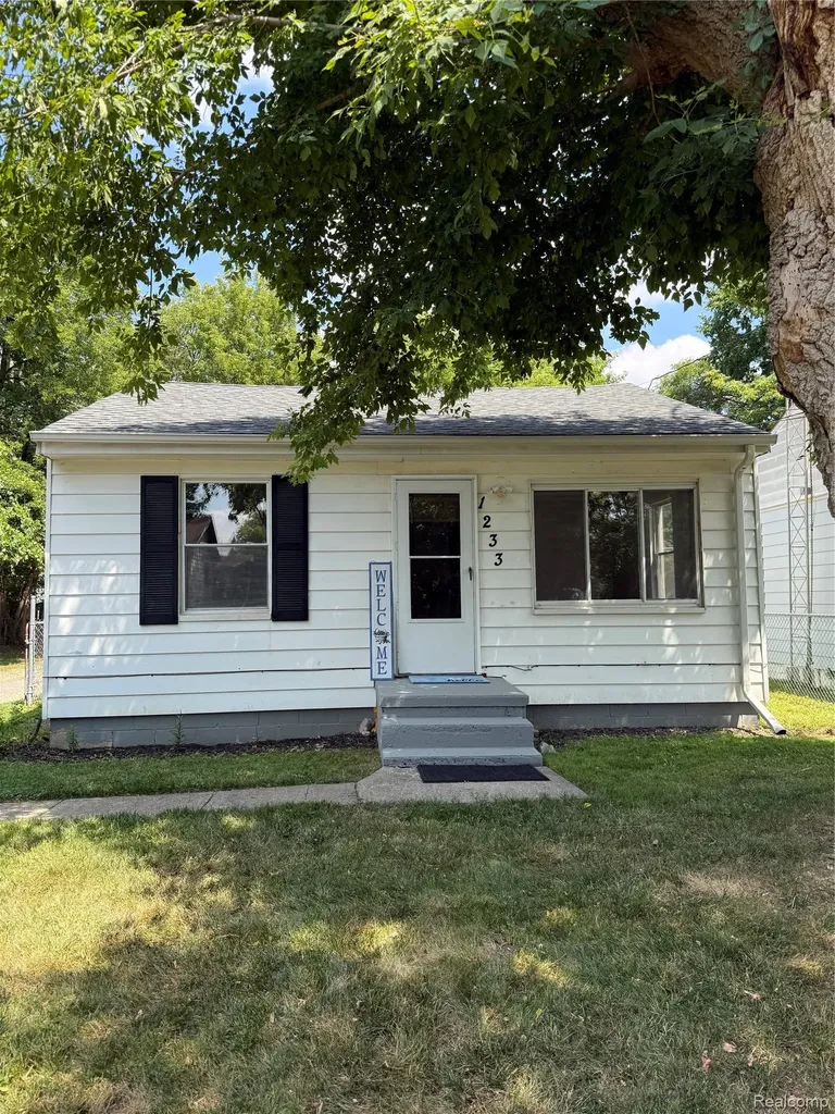 1233 Allen Street Burton City MI 48529