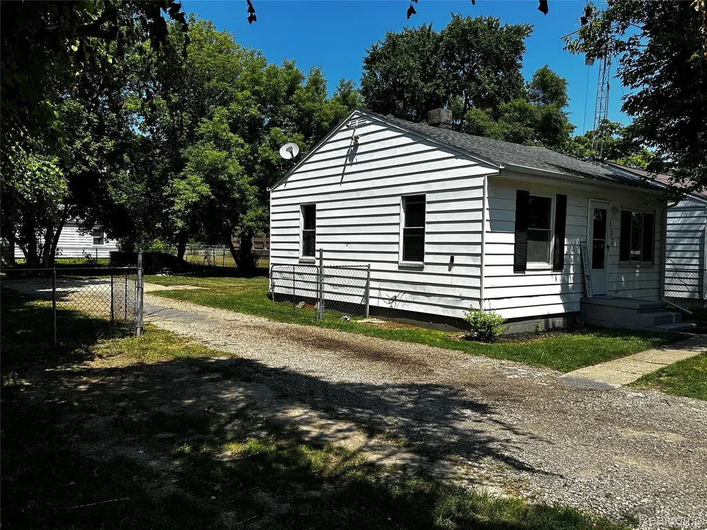 1233 Allen Street Burton City MI 48529