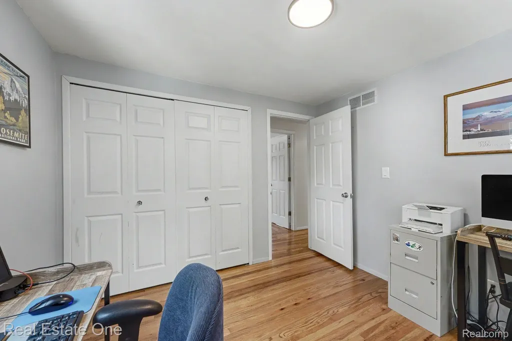 4255 Greensboro Drive Troy City MI 48085