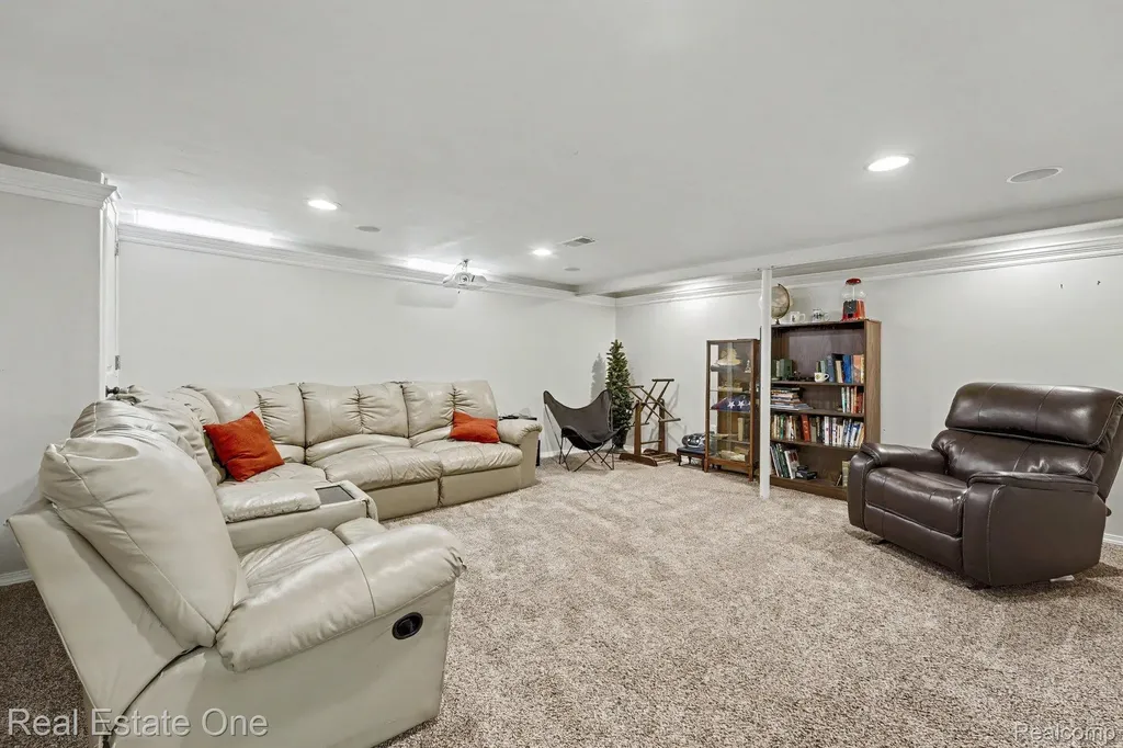 4255 Greensboro Drive Troy City MI 48085