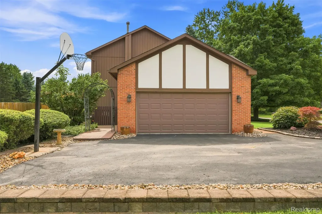 10780 Oxbow Lakeshore Drive White Lake Charter Township MI 48386
