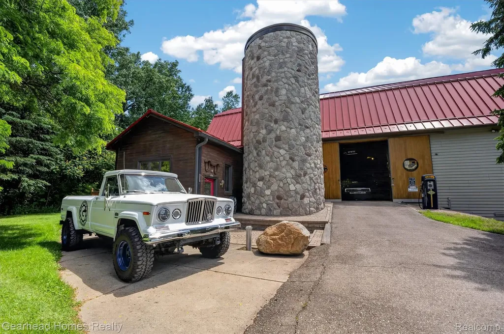 3486 W Drahner Road Oxford Charter Township MI 48371
