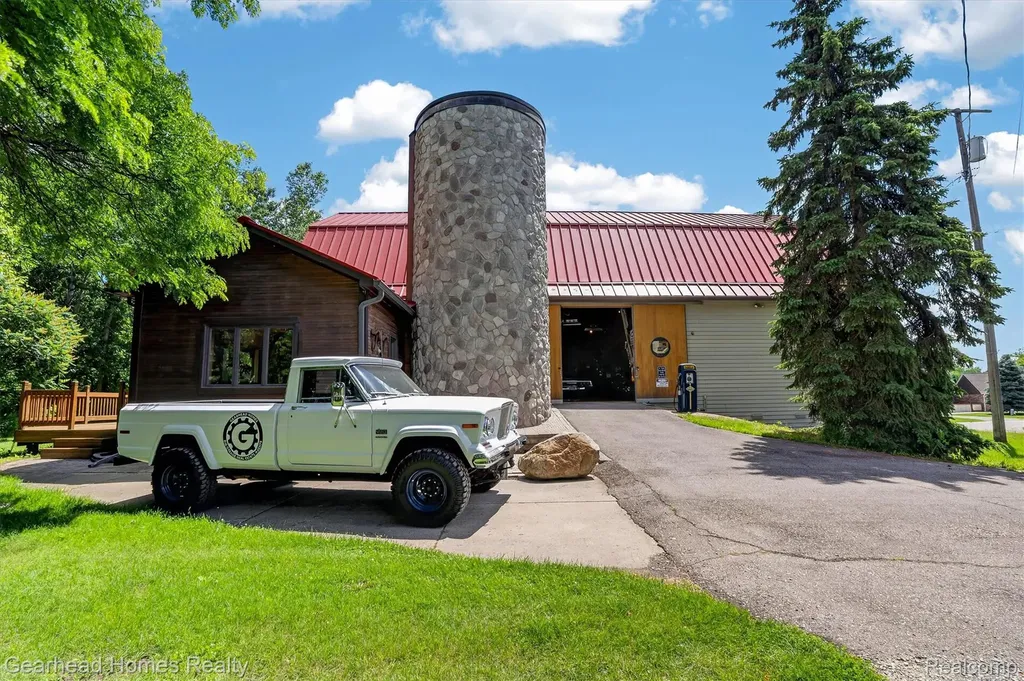 3486 W Drahner Road Oxford Charter Township MI 48371