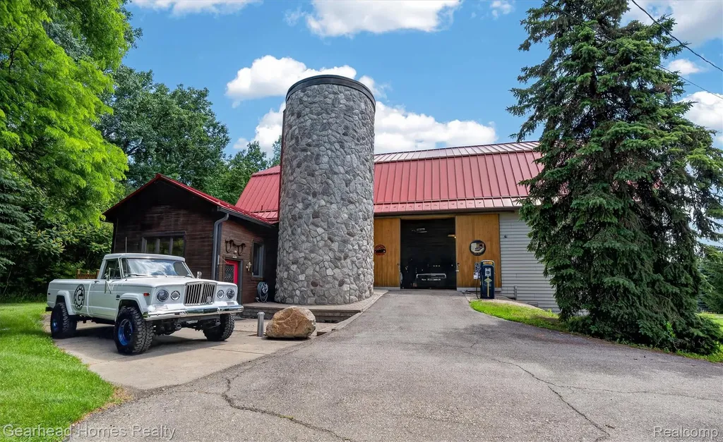 3486 W Drahner Road Oxford Charter Township MI 48371