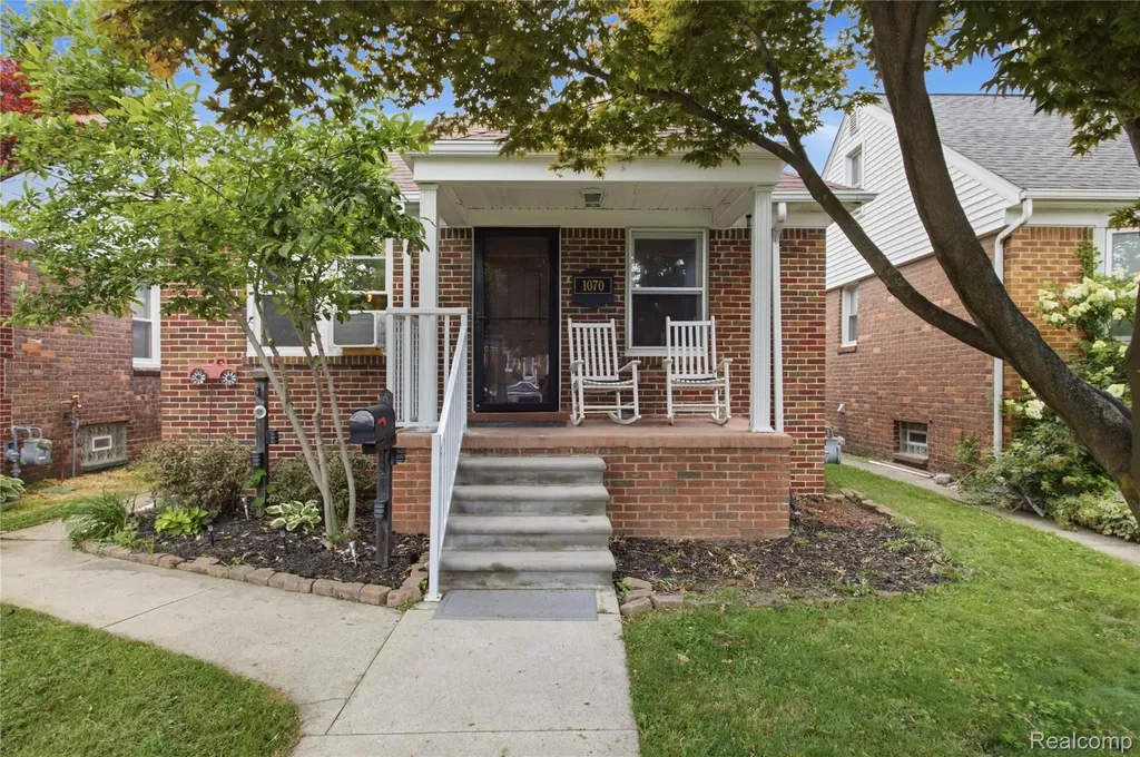 1070 Mollno Street Wyandotte City MI 48192